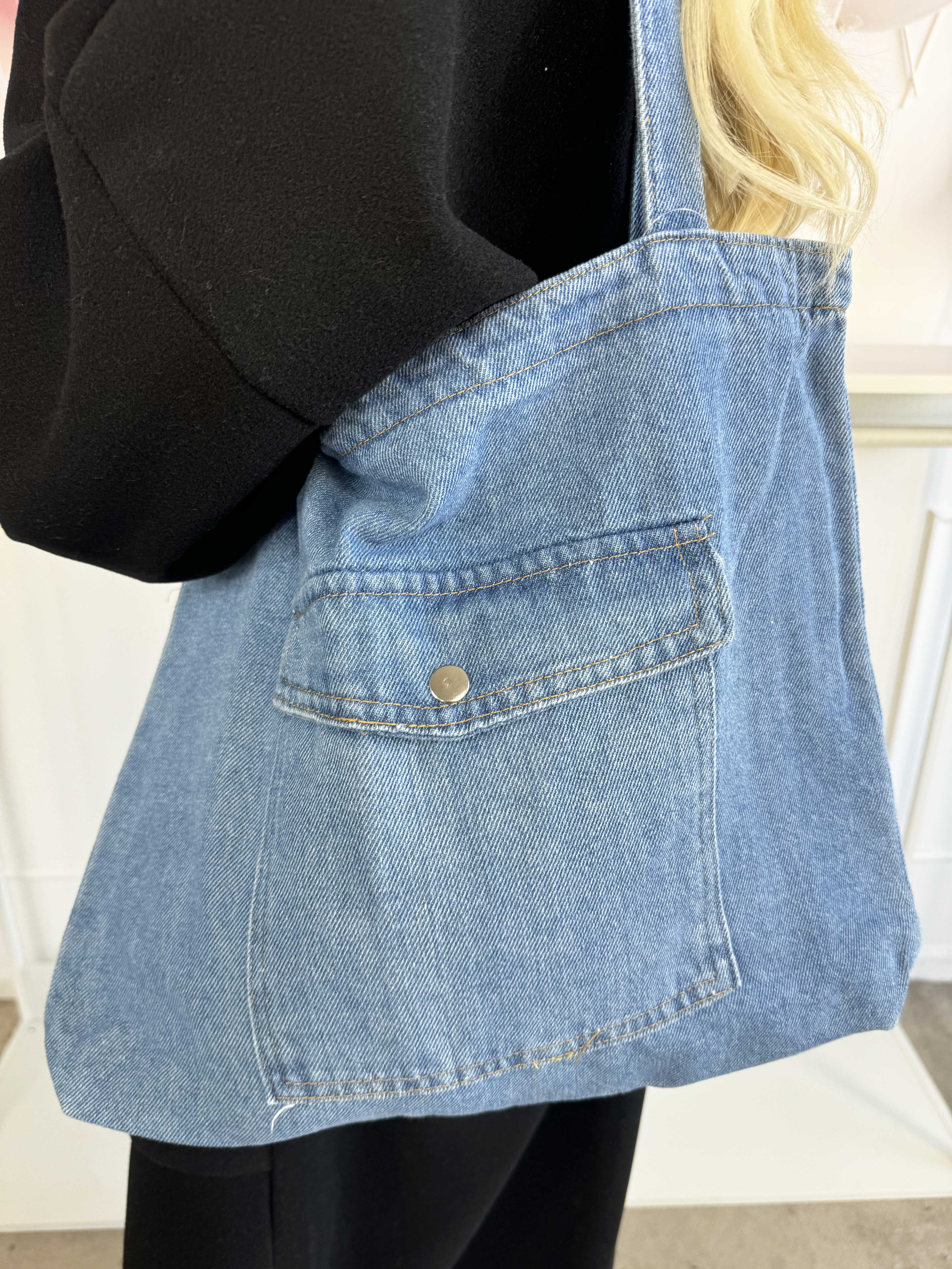 Betti - Taske i denim med stor lomme